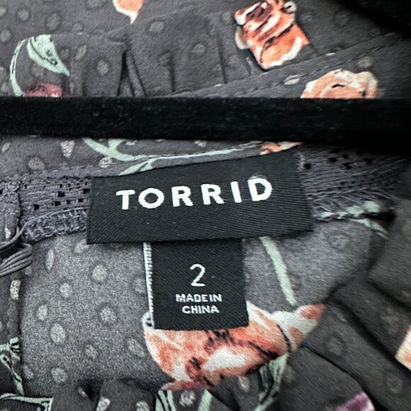 Torrid size 2 (2X) gray floral smocked short flutter sleeve top FLAW - Picture 5 of 10